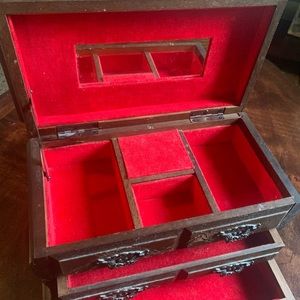 🌻 3/25 Vintage Jewlery box red velvet inside